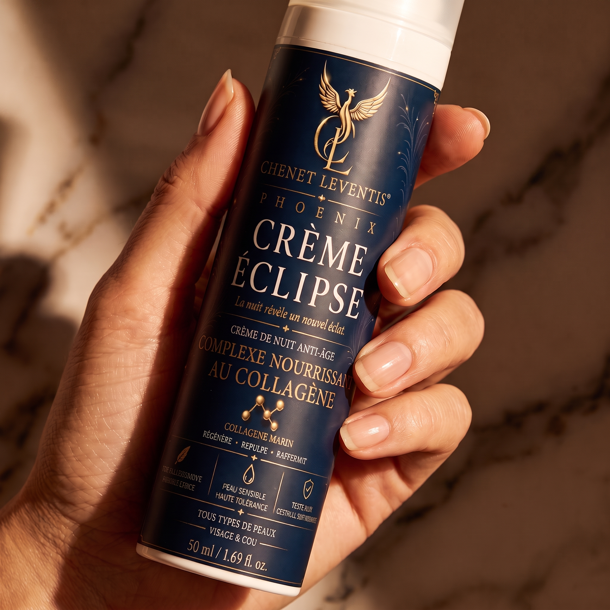 Crème Éclipse Crème Éclipse, flacon tenu en main